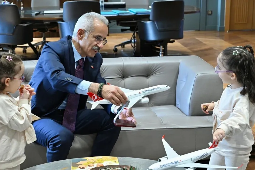 Bakan Uraloğlu minik misafirlerini ağırladı