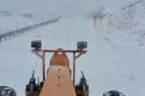 Karayolları kar etkisiyle yol temizleme çalışmalarında