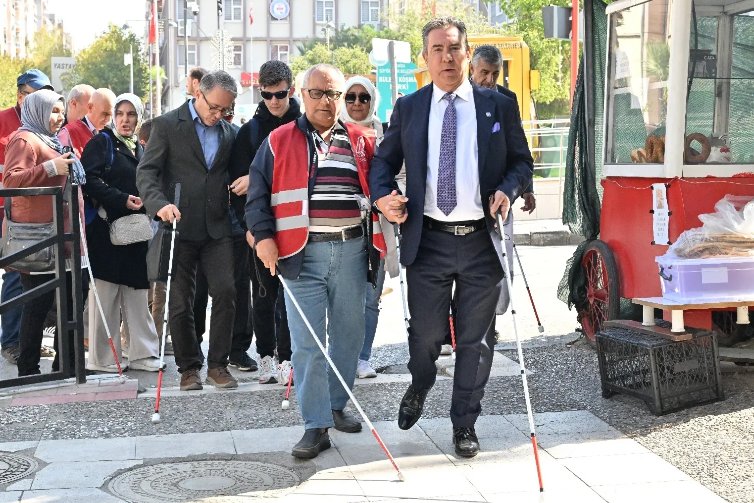 Manisa’da beyaz bastonla farkındalık yürüyüşü