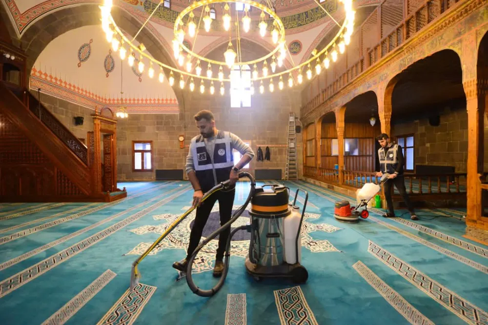 YAKUTİYE BELEDİYESİ RAMAZAN AYI ÖNCESİ CAMİLERDE TEMİZLİK ÇALIŞMASI BAŞLATTI