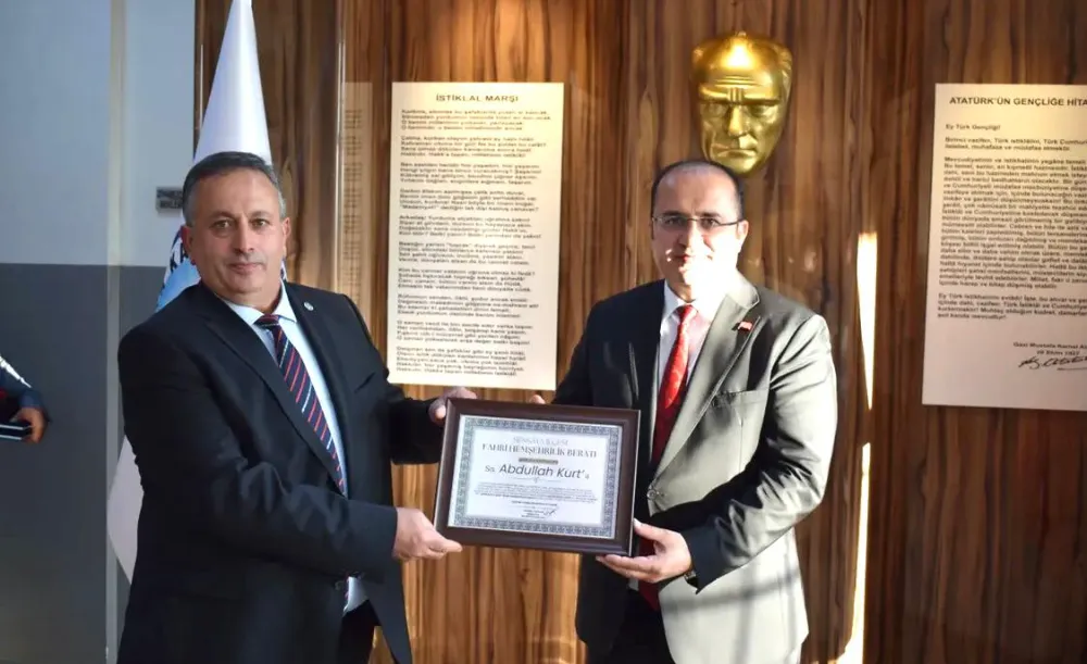 Şenkaya Belediyesi’nden Kaymakam Kurt’a ‘Fahri Hemşehrilik Beratı’