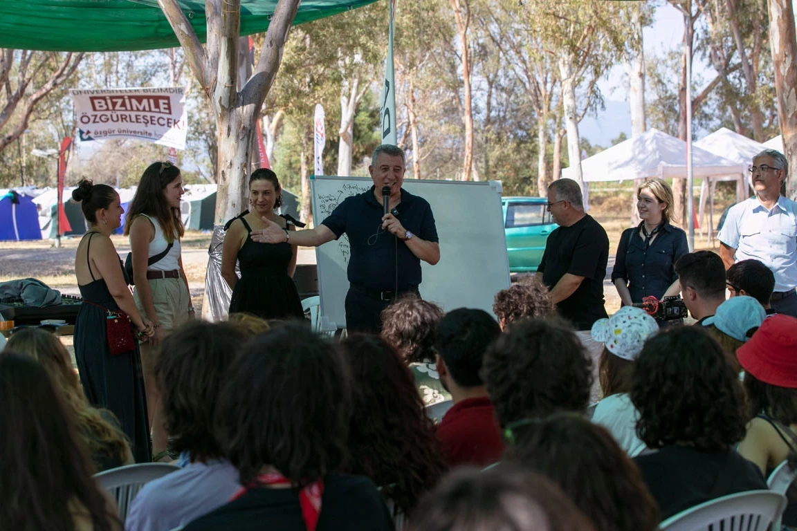 Pamucak’ta gençlik buluşması: Özgür Üniversite kampı başladı