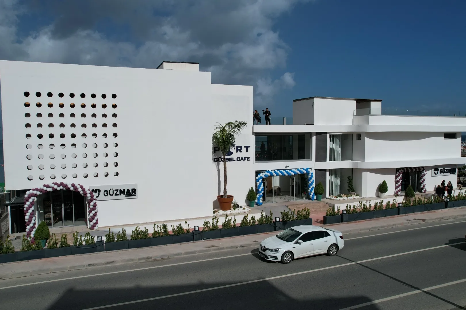 İzmir Güzelbahçe’de çifte açılış